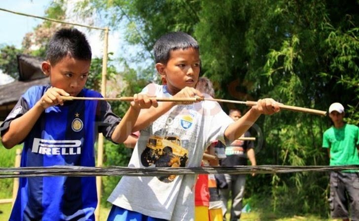 Permainan Bebeletokan Khas Jawa Barat, Senapan Bambu Unik