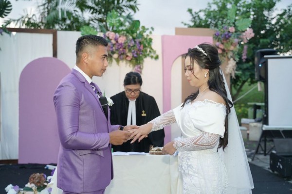 Cerita Pernikahan Aprilio Manganang-Claudya: Foto Prewedding Pakai HP