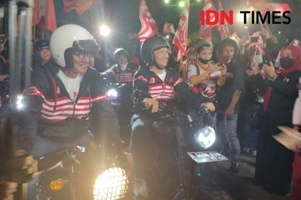 Gaya Nyentrik Gede Pasek Naik Motor Ke KPU Ambil Nomor Urut