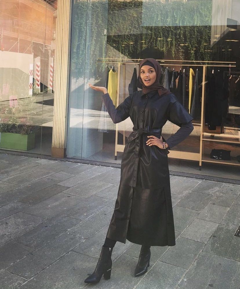 12 Inspirasi Outfit Halima Aden, Supermodel Hijab Pertama Dunia!