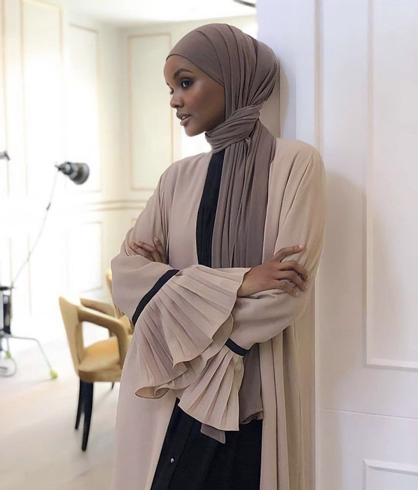 12 Inspirasi Outfit Halima Aden, Supermodel Hijab Pertama Dunia!