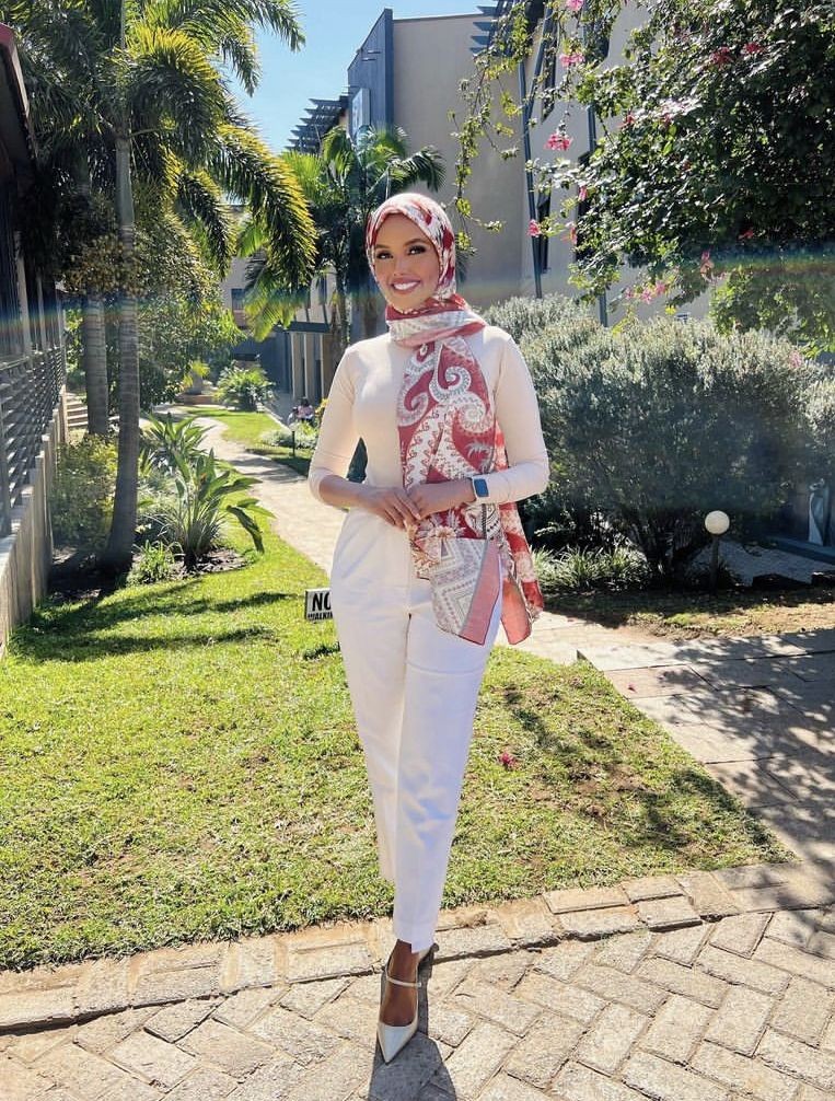 12 Inspirasi Outfit Halima Aden, Supermodel Hijab Pertama Dunia!
