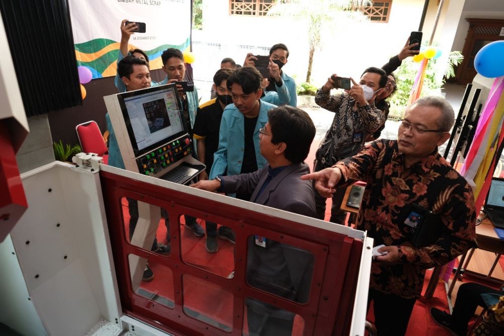 UNS Buat Mesin Milling CNC dan Tooth Bucket Pertama di Indonesia