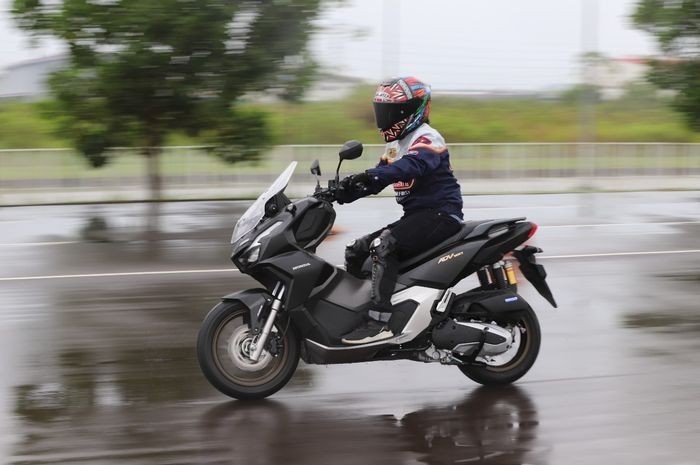 Ini 6 Teknik Pengereman saat Hujan Agar Kamu Tidak Tergelincir