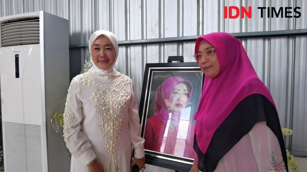 1.000 Hari Meninggalnya Sang Ibu di Solo, Jokowi Pasang Nisan Makam