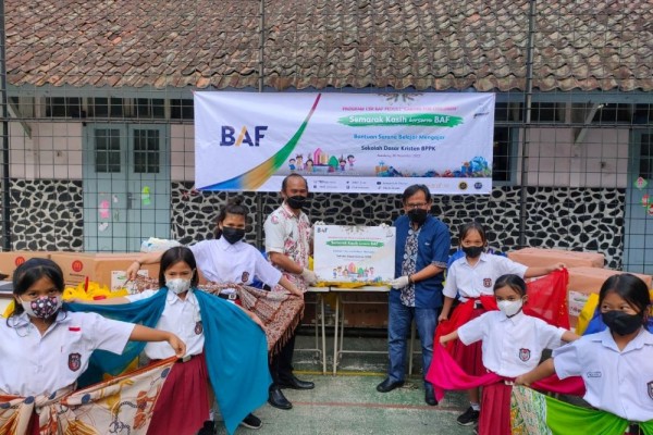 BAF Salurkan Bantuan Pendidikan Anak Di Indonesia