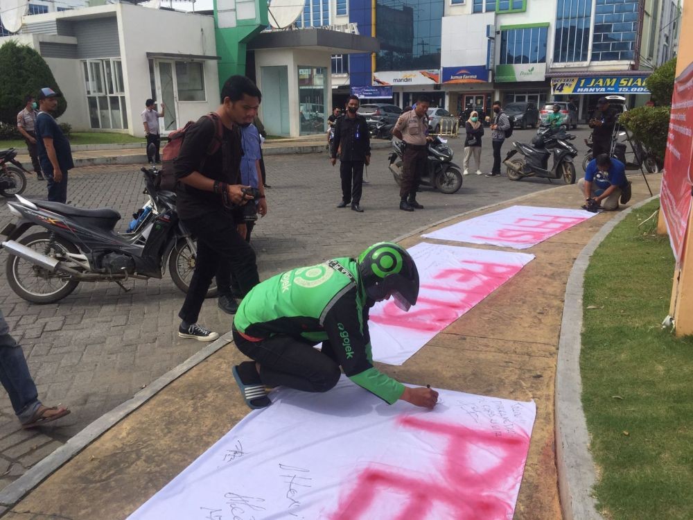 FMJM Protes Median Jalan: Bobby Tak Pandai Menari, Lantai yang Salah