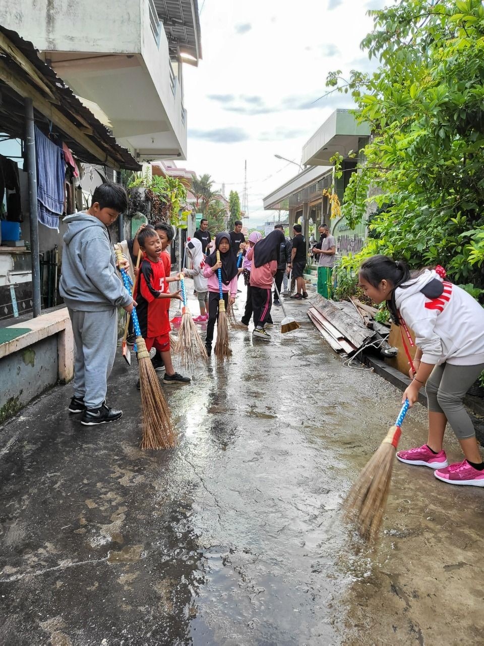 Kerja Bakti dan Kreasi Gapura Cara IOH Usung Semangat Gotong Royong