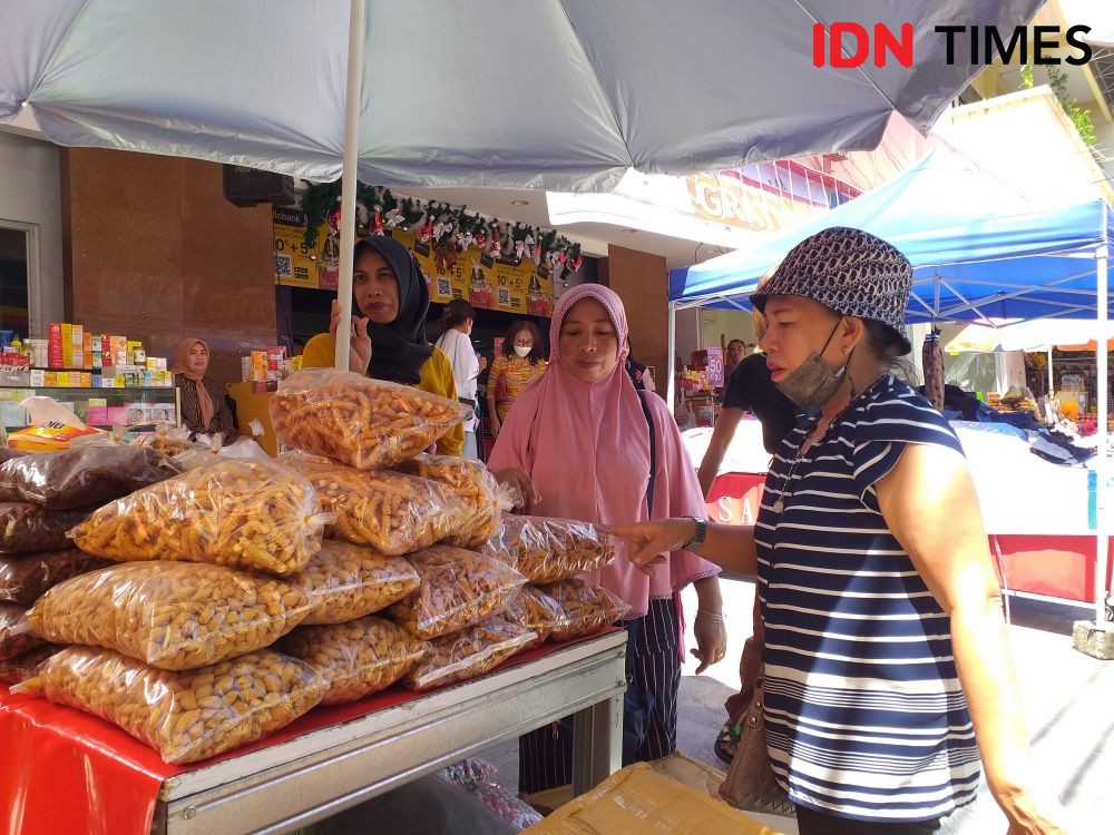 Cerita Pedagang Kue Kering Asal Gorontalo Menyerbu Manado jelang Natal