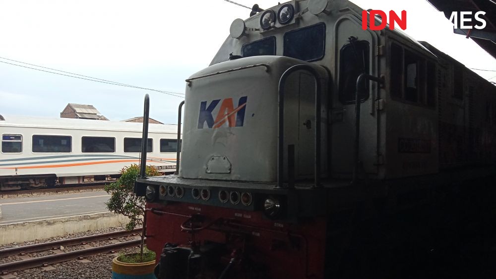 Brak! Kereta Penumpang Hantam Truk di Perlintasan Lampung Utara