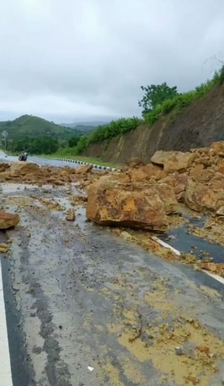 Jalan Depan Sirkuit Mandalika Banjir, Bukit Bypass Longsor 