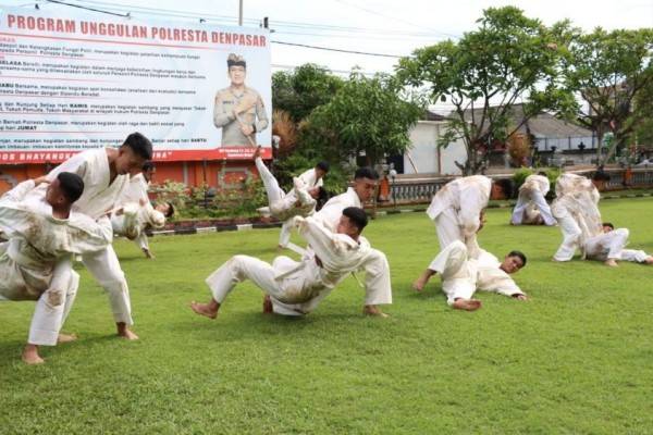 Antisipasi Salah Sasaran, Polresta Denpasar Dilatih Menembak