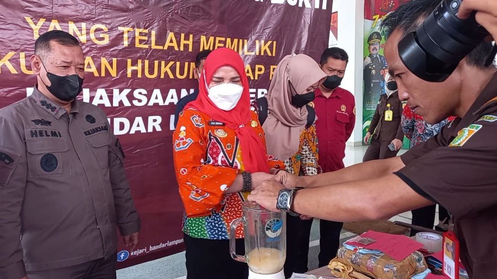 Kejari Bandar Lampung Musnahkan Ratusan Gram Narkoba dan Belasan Senpi