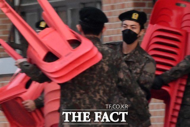 5 Potret Terbaru Jin Bts Di Kamp Militer Gagah Berseragam