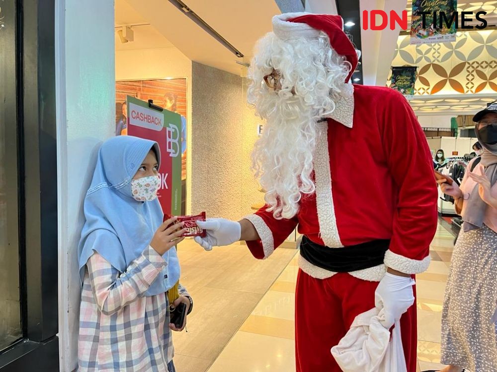 Potret Suasana Natal di Mal Semarang, Ada Sinterklas Bagi Kado 