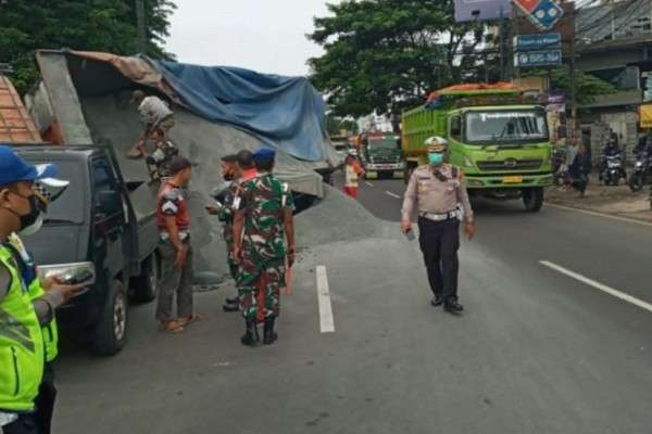 Pajero TNI Tertimpa Truk Pasir, Dua Korban Selamat