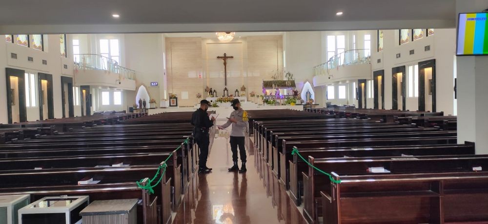 Brimob Kaltara Sterilkan Gereja selama Perayaan Natal di Tarakan