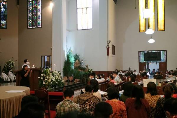 Ribuan Umat Hadiri Misa Natal Di Gereja Katedral St Petrus