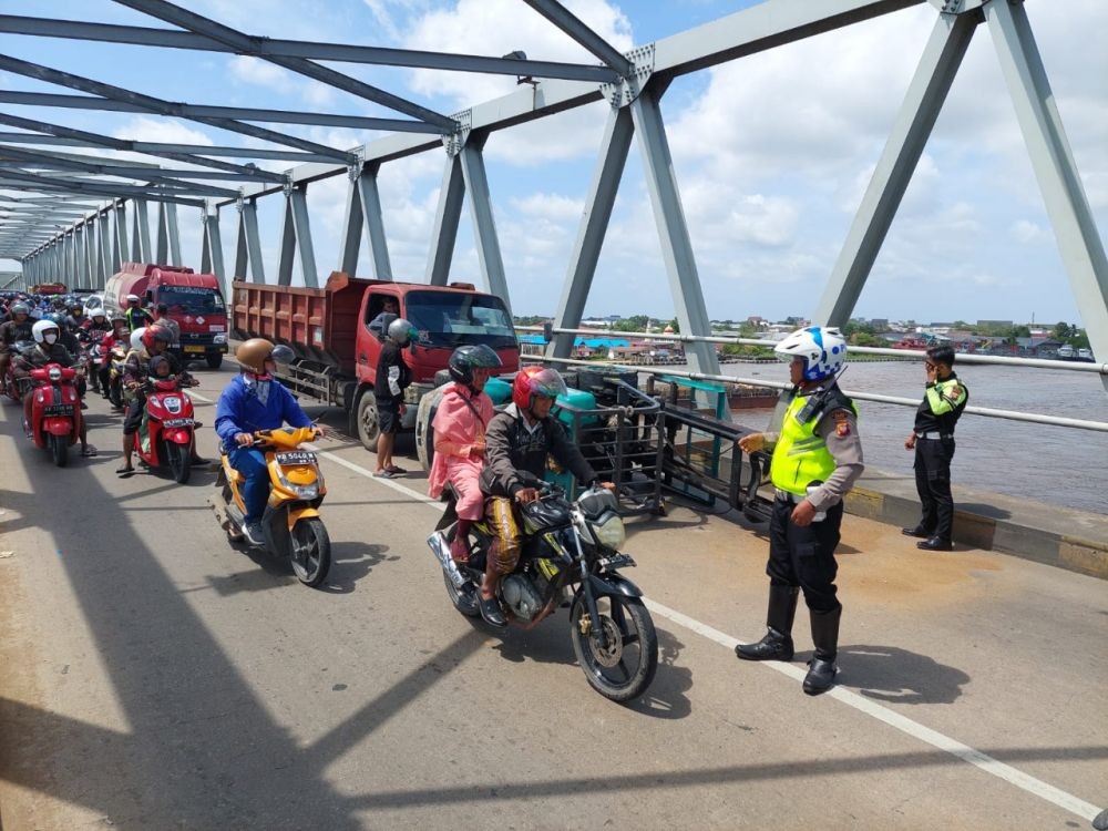 Diduga Sopir Panik, Forklif Terbalik di Jembatan Kapuas II Kalbar