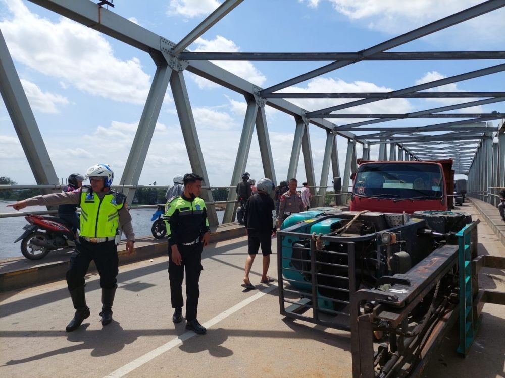 Diduga Sopir Panik, Forklif Terbalik di Jembatan Kapuas II Kalbar