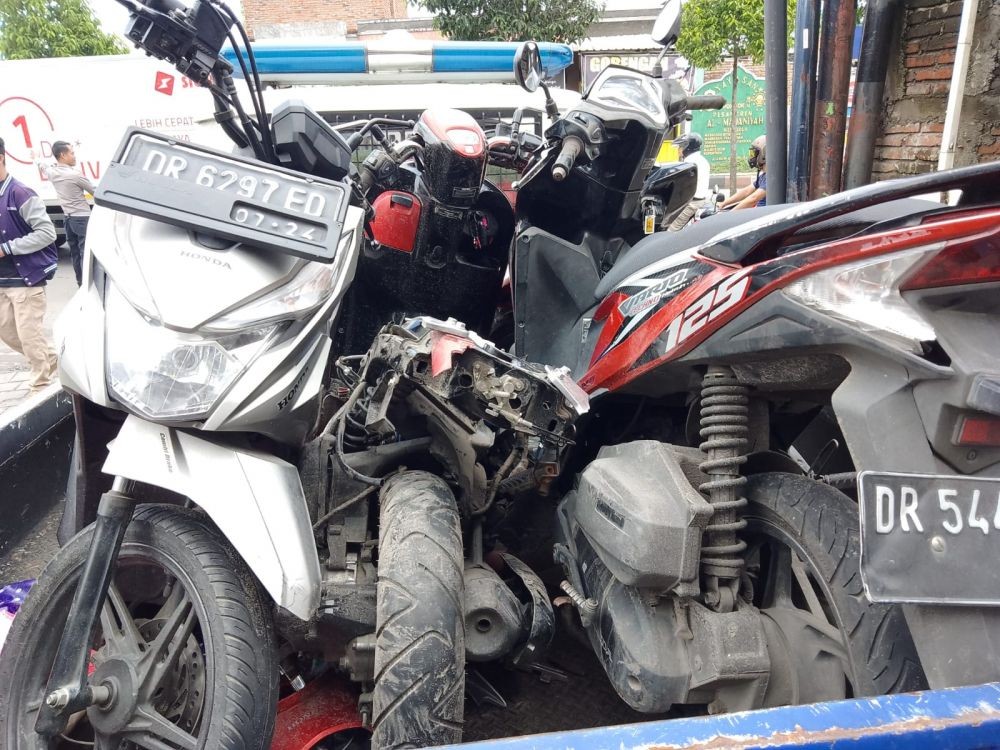 Mobil Ertiga Tabrak Lima Motor, Seorang Mahasiswi di Mataram Tewas 