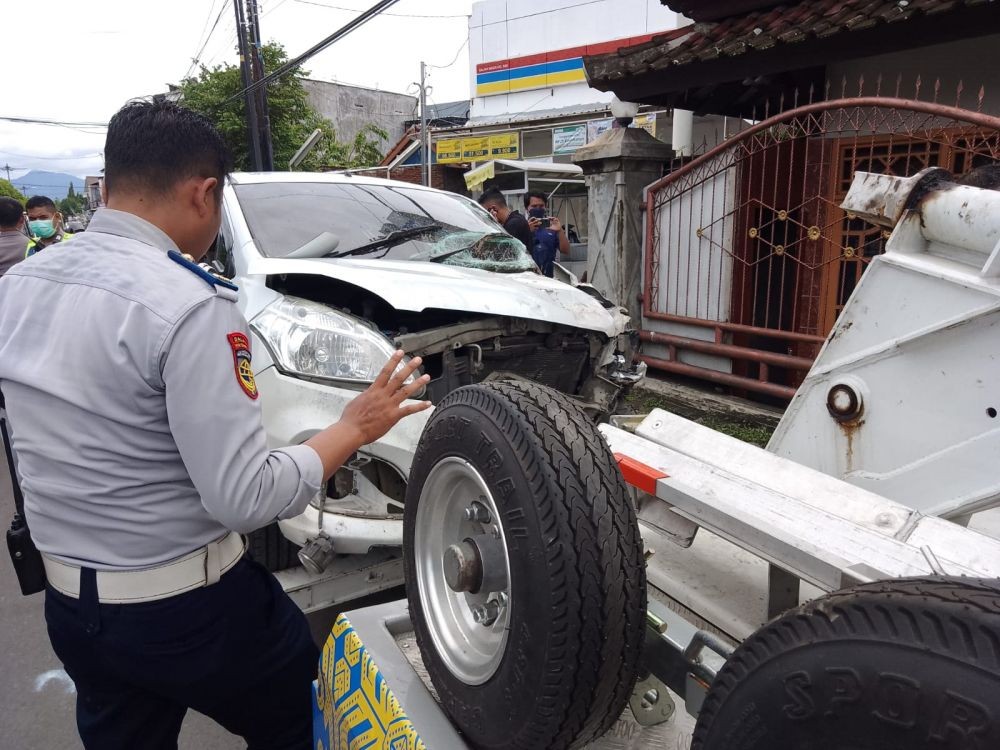 Mobil Ertiga Tabrak Lima Motor, Seorang Mahasiswi di Mataram Tewas 