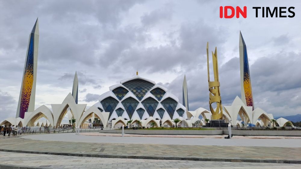 Ridwan Kamil Tutup Masjid Al Jabar Selama 15 Hari! 