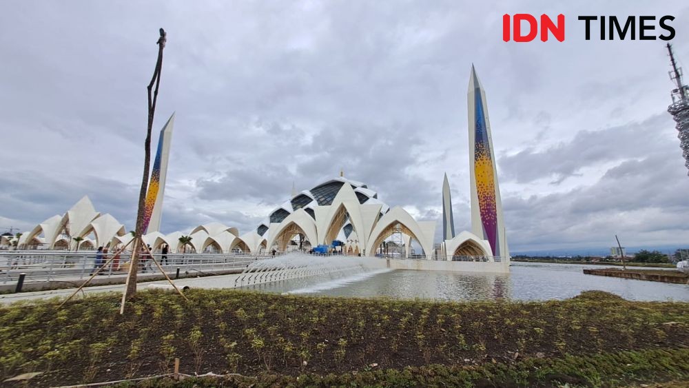 Pemerintah Kelimpungan Tangani Sampah Masjid Al Jabbar