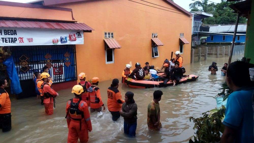 Relawan Bagikan Bantuan Buat Warga Terdampak Banjir