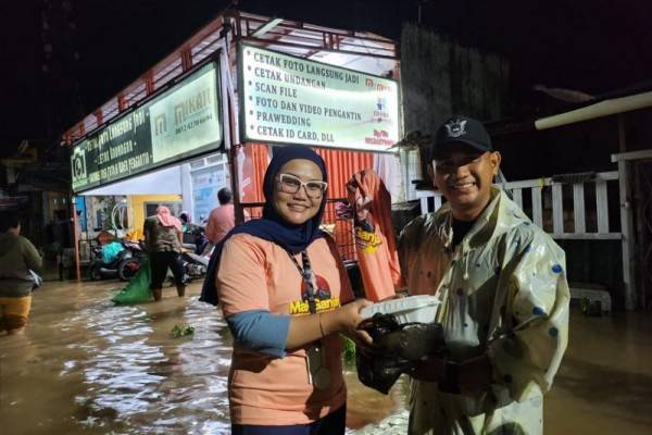 Relawan Bagikan Bantuan Buat Warga Terdampak Banjir