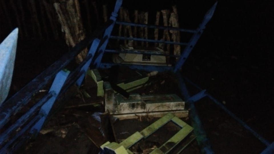 Diterjang Ombak, Puluhan Makam Tua di Kalsel Rusak Parah  