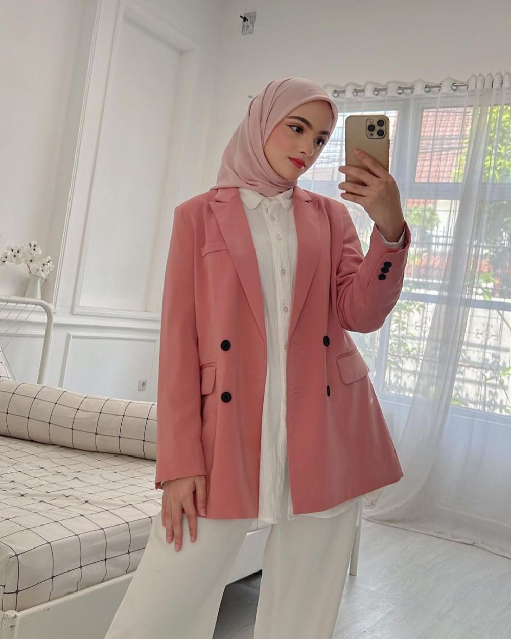 10 OOTD Hijab Minimalis Ala Nisma Bahanan, Modis Buat Kerja