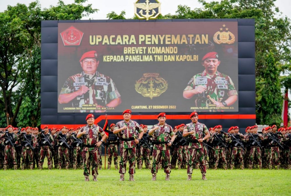 Kapolri Listyo Sigit Disematkan Baret Merah Kopassus