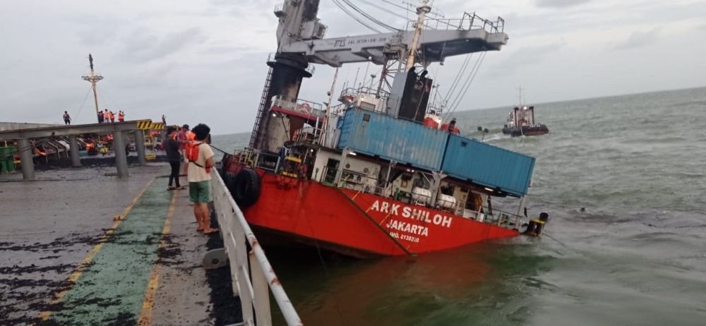 36 Kru Kapal ARK Shiloh Jakarta Selamat dari Ombak Perairan Sungsang