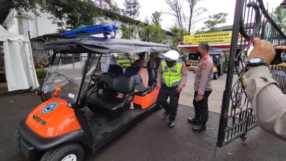 Polisi Jadi Supir Mobil Golf Antar Wisatawan Keliling Gedung Sate