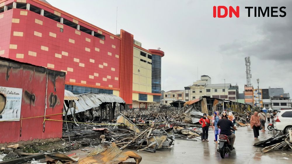 Pemulung Besi-Barang Bekas Serbu TKP Kebakaran Pasar Sentral Makassar