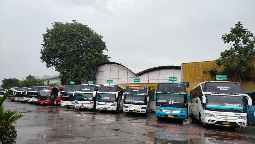 Terganjal Booster, Ratusan Pemudik Pilih Pulang Kampung ke Jateng Naik Bus