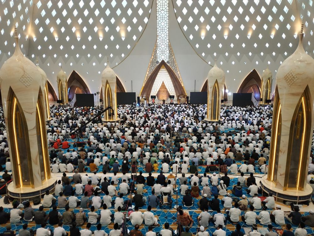 Ribuan Jemaah Ikut Salat Jumat saat Peresmian Masjid Al-Jabbar