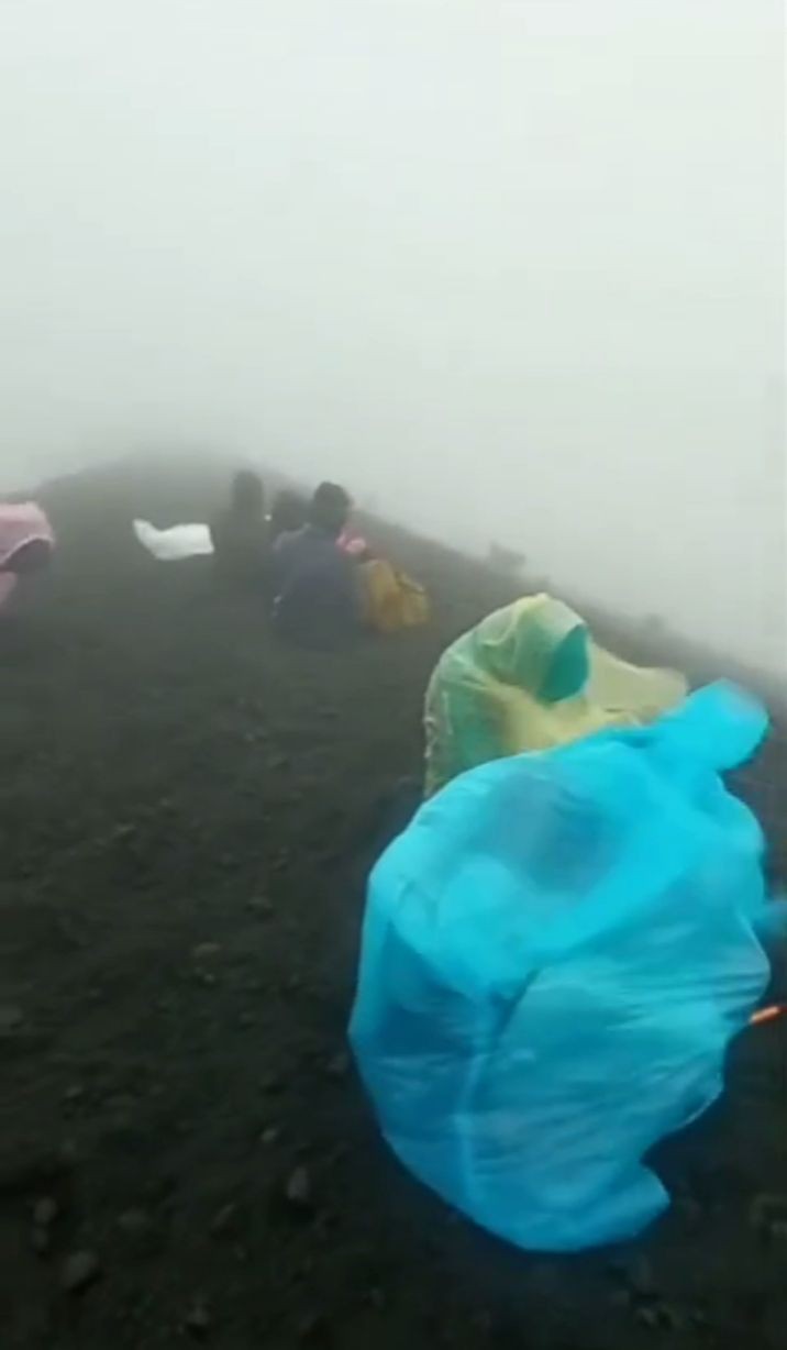 Viral! Pendaki Diterjang Badai dan Kabut Tebal di Gunung Rinjani 