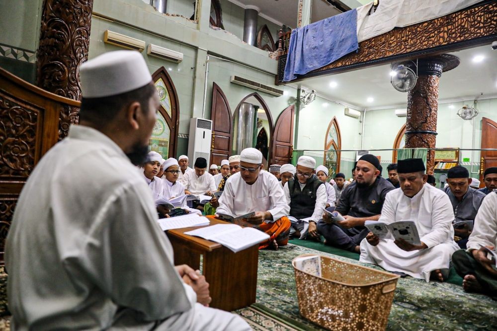 Pergantian Tahun, Wagub Ijeck 'Healing' di Masjid Sampai Subuh