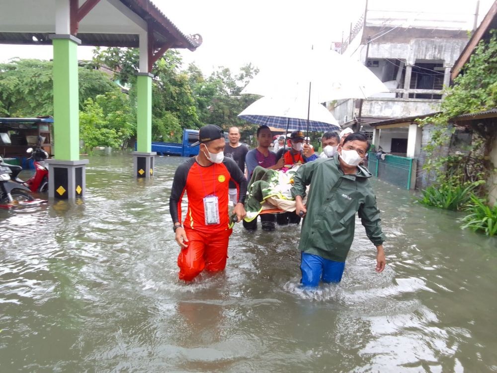 172 Warga Semarang Dievakuasi Tim SAR, 1 Jenazah Digotong Pakai Perahu Karet