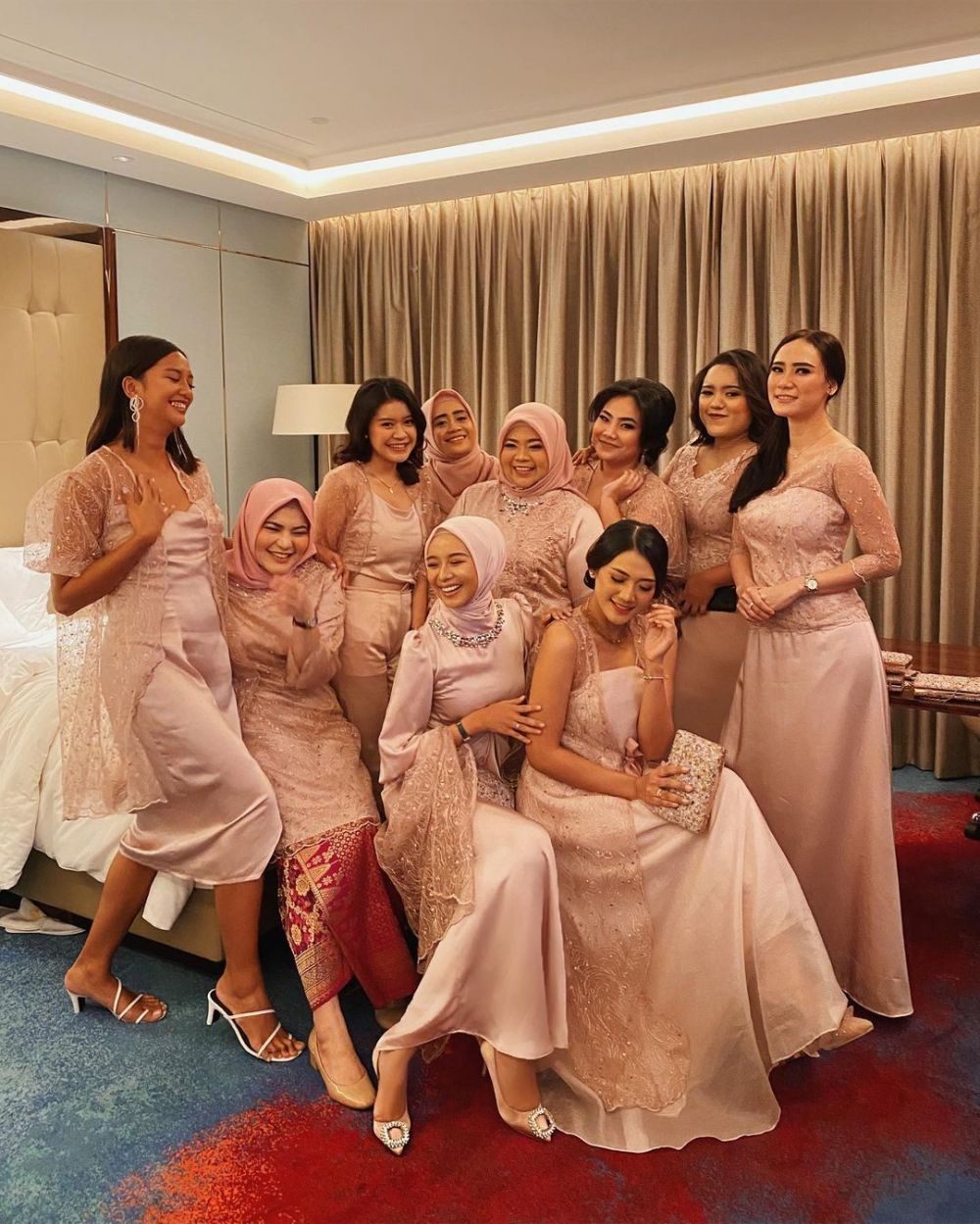 9 Busana Seragam Bridesmaid Material Sleek, Kompak