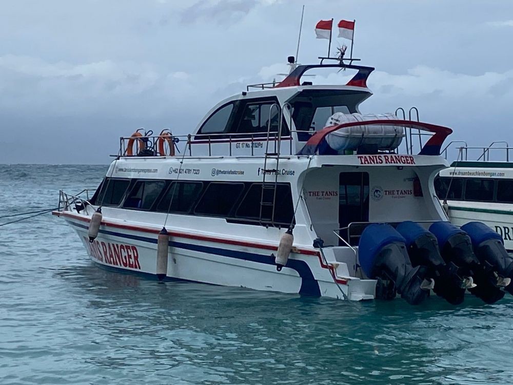 Kaca Boat dari Lembongan Pecah Dihantam Ombak, 6 Wisatawan Terluka  