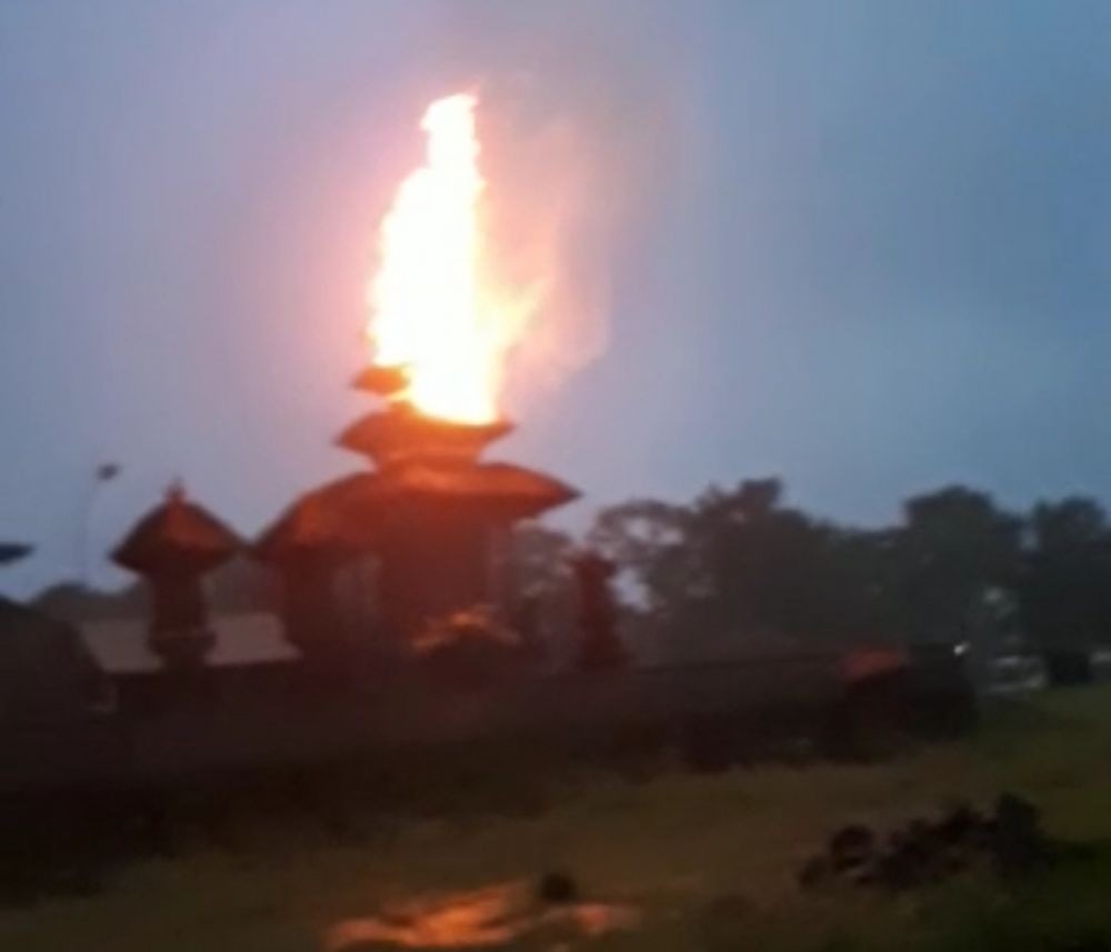 Disambar Petir, Meru Tumpang 7 Pura Puseh Taman Bali Ludes Terbakar 