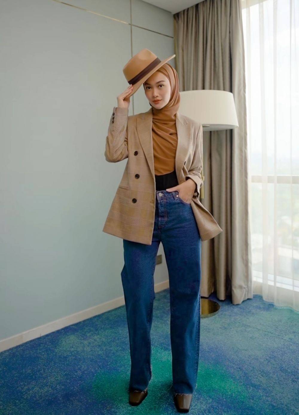 10 Ide Padu Padan Blazer Dan Jeans, Bikin Style Hijab Hits!