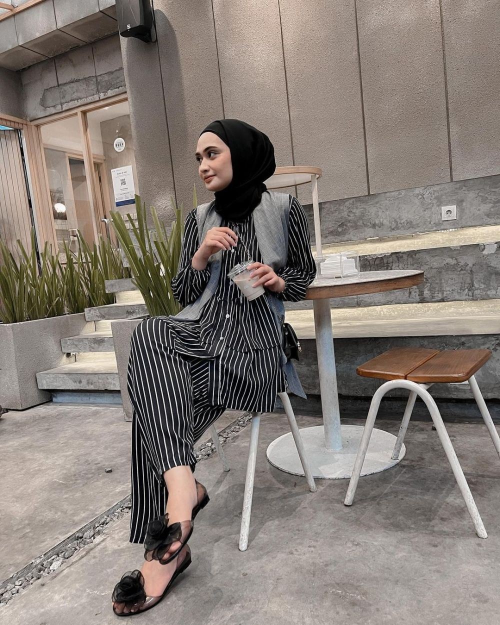 9 OOTD Fashion Hijab Aesthetic ala Cewek Bumi, Cool Abis!