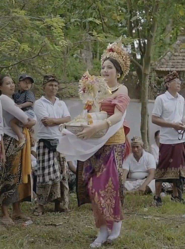 10 Potret Bulan Sutena Dalam Balutan Pakaian Adat Bali