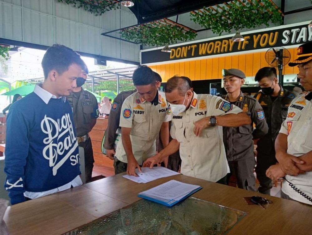 Satpol PP Tangsel Segel Mie Gacoan Karena Tak Ada Izin Bangunan