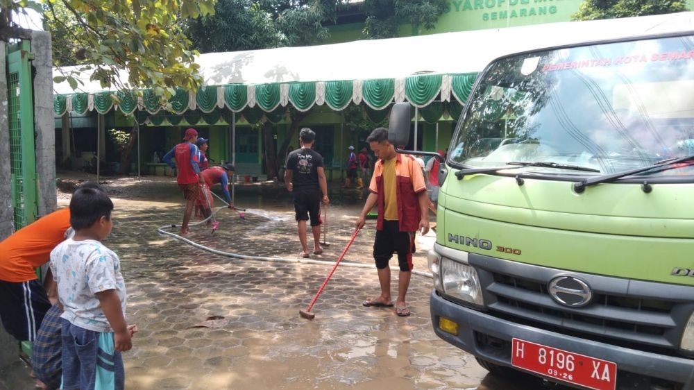 Warga Bersihkan Lumpur Pasca Banjir Dinar Indah Semarang, Gerak Bareng