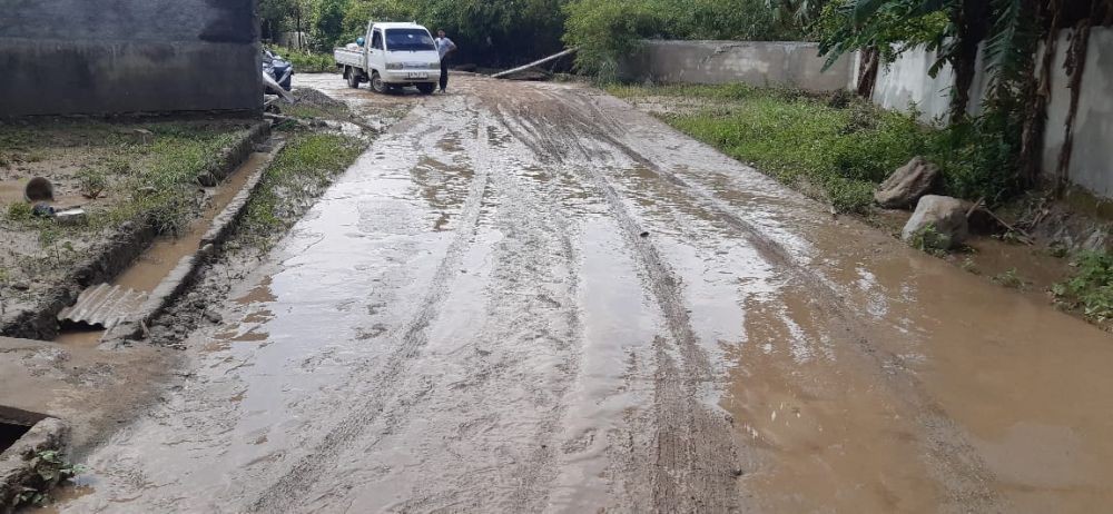 Warga Bersihkan Lumpur Pasca Banjir Dinar Indah Semarang, Gerak Bareng